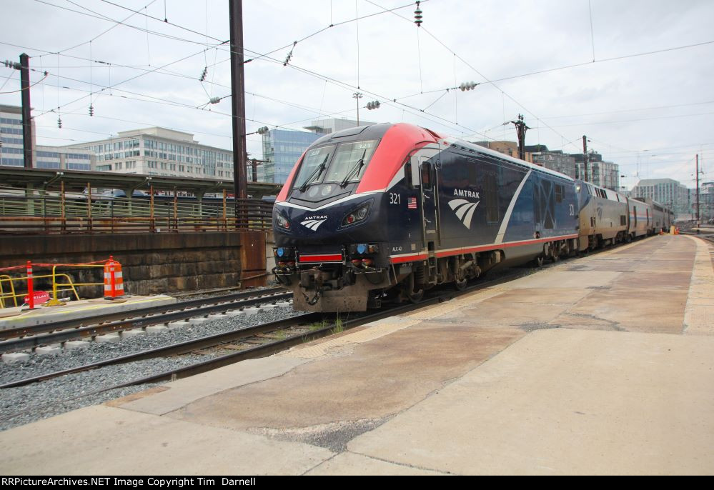 AMTK 321 arrives on train 30